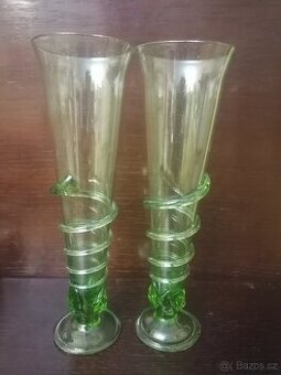 Starožitné sklenice ze zeleného skla.