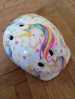 Dětská přilba na kolo.