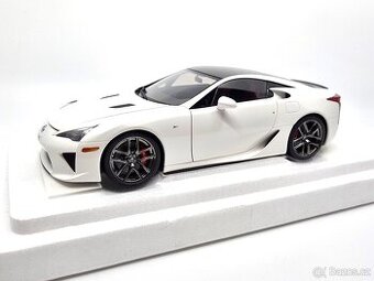 Lexus LFA 2010 whitest white/carbon black 1:18 AUTOart