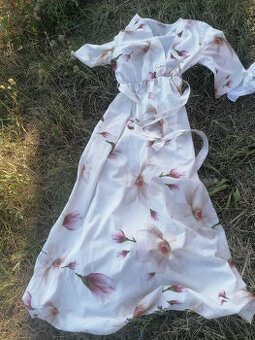 bílé šaty s květinovým vzorem. Dlouhé šaty s volány, Midi ša