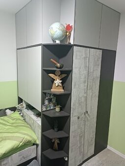 Dětská šatní skříň +postel a matrací