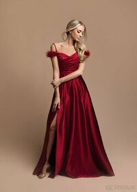 Nádherné, červené, plesové, maturitní šaty s rozpakem.