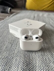 Apple AirPods 3 s MagSafe nabíjecím pouzdrem