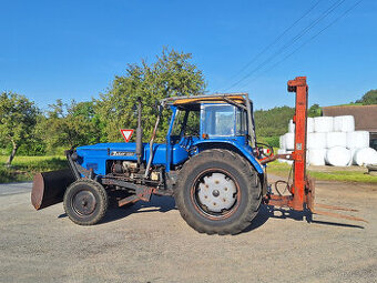 Zetor 5511 s čelní radlicí a zdviží