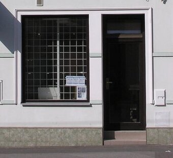 Prodám výlohu + dveře + mříže - 1