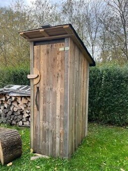 Dřevěná kadibudka (venkovní suchý záchod)