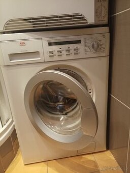 Starší pračka a sušička