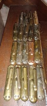 Mosazné kování na okna 19 ks (kliky, kličky)