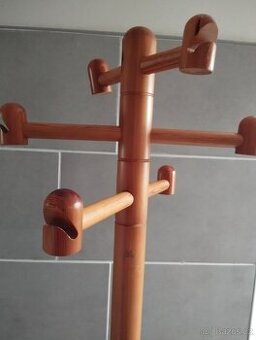 Dřevěný věšák masiv