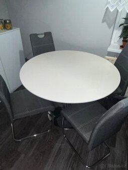 Moderní kulatý jídelní stůl