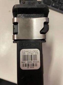 Přední levý motorek stahovačky Škoda Octavia 104411-302