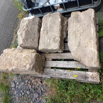 Čtyři pískovcové kameny