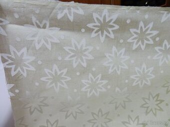 Lehká žlutá látka s kytkami