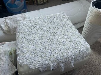 Ručně háčkovaný krajkový ubrus č.1