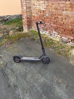 Elektrokoloběžka Xiaomi Mi Electric Scooter (Essential)
