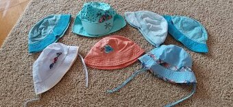 Kloboučky a kšiltovka (cca 10 měsíců - 2,5 roku)