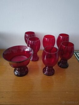 Rubínově červené sklo