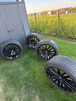 Krásná černá kompletní  kola Pirelli velikost 22 BMW X5,X6