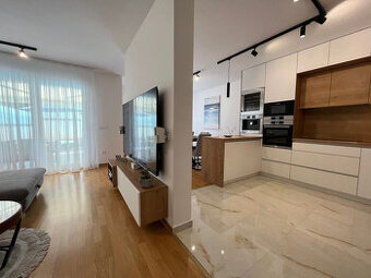Makarska 3i, centrum, terasa 77m2, súkromný bazén, parking,