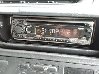 Rádio do auta Clarion drb3675r. Plně funkční.