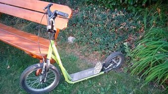 Dětská sportování koloběžka.