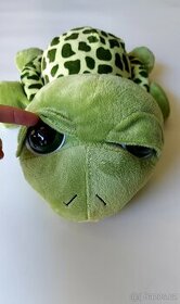 Plyšák želva s velkýma přivřenýma očima