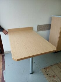 Kuchyňský stůl s ukotvením ke zdi a podpěrnou nohou