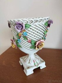 Starožitna porcelánová ručně vyrobená váza. Signováno.