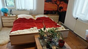 Manželská postel,matrace,nočními stolky za odvoz