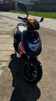 Skútr s čipem a čerstvě udělaným 70ccm válcem