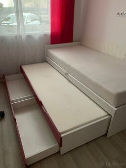 Postel s druhou posteli a úložným prostorem