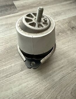 OEM nový držák motoru VW Touareg 7L Audi Q7 4L