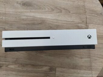 Xbox one S 1TB + 2 hry a příslušenství