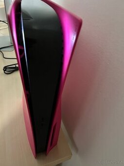 PlayStation 5 s mechanikou a ovladačem