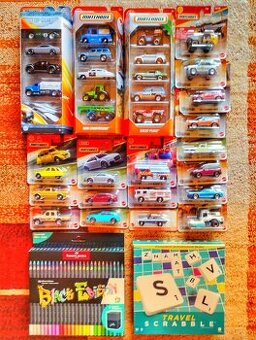 32x matchbox autíčka, Scrabble, pastelky