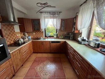 Kuchyňská linka do U + myčka Whirlpool (2roky) – skvělý stav