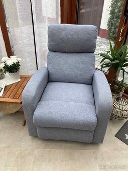 Pohodlné polohovací křeslo.