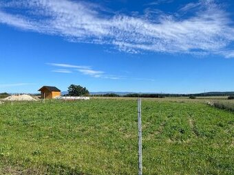 Stavební pozemek 20 minut od HK, v obci České Meziříčí