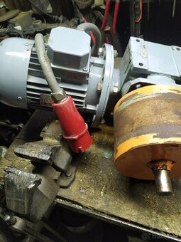 Elektromotor s převodovkou