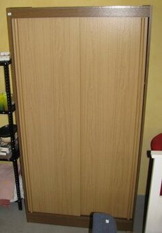 Šatní skříň s posuvnými dveřmi