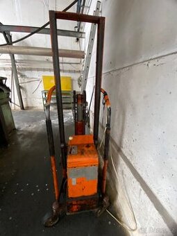 ELEKTRICKÝ ZVEDACÍ VOZÍK S PLOŠINOU FUNKČNÍ (220/380 V)