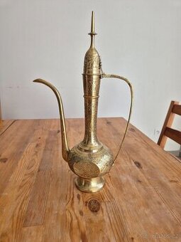 Mosazná konvice, konev, karafa - tepaná