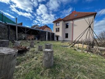 Podkrovní 2+1 po rekonstrukci (60+7 m²) · Zahrada (300 m²)