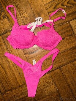 Sytě růžový set Victoria Secret 34A a M kalhotky