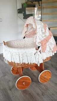 Útulný pojízdný proutěný košík pro miminko