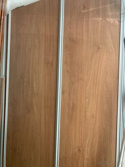 Pojízdné dveře k vestavěné skříní