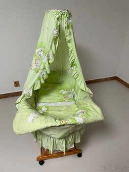 Proutěný koš na kolečkách