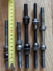 Různé osy, konusy, podložky, matice