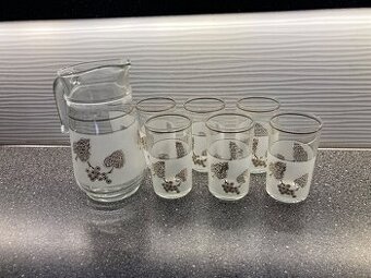 Retro džbánek se skleničkami