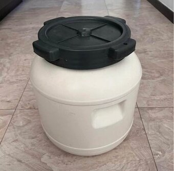 Prodám Sud o objemu 10 ltr,rozměry 280x260 mm,široké sroubov